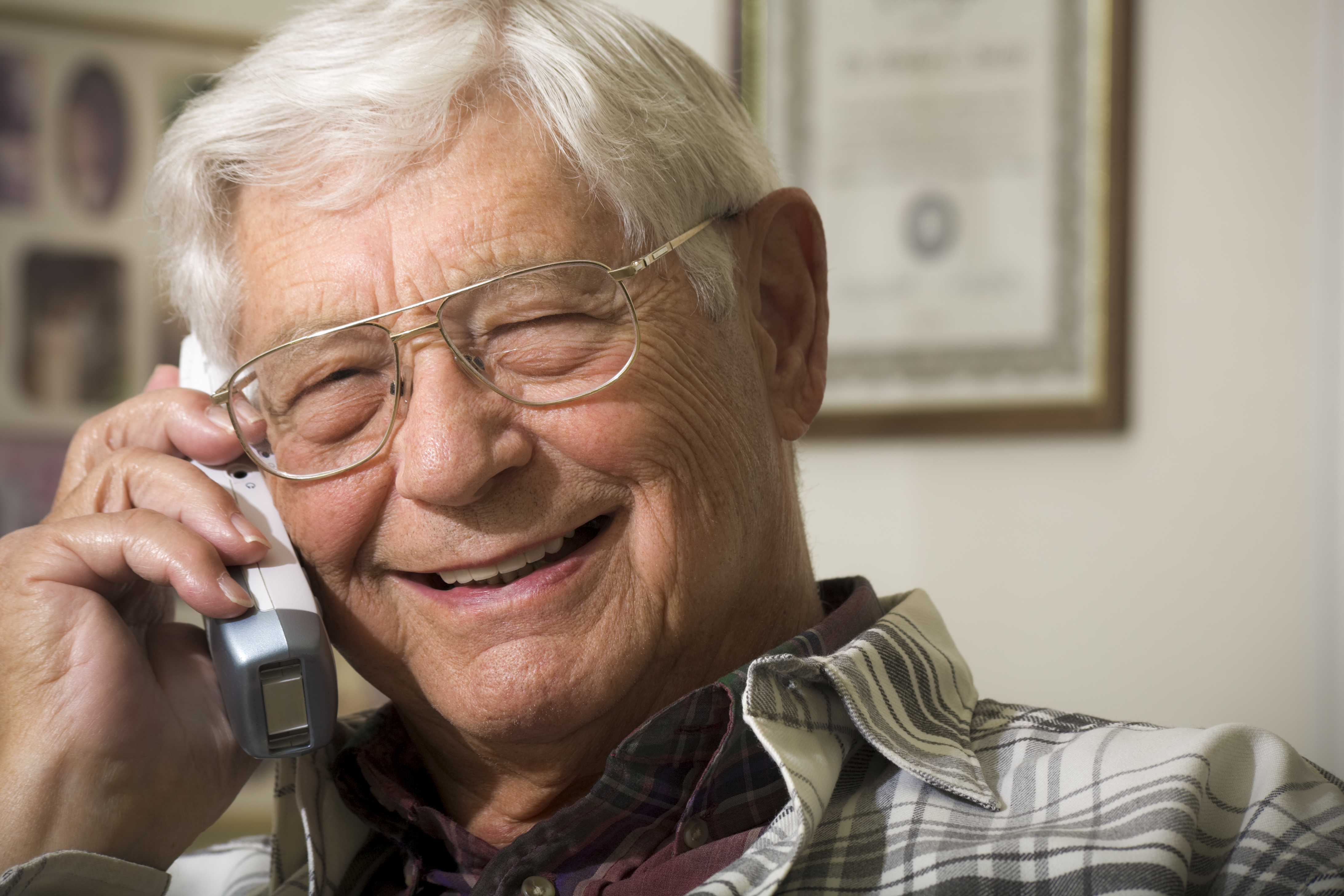 Рассказы после 40. Дед звонит по телефону. Пожилой мужчина с телефоном фото. Отец 45 лет. Отцу звонят по телефону.
