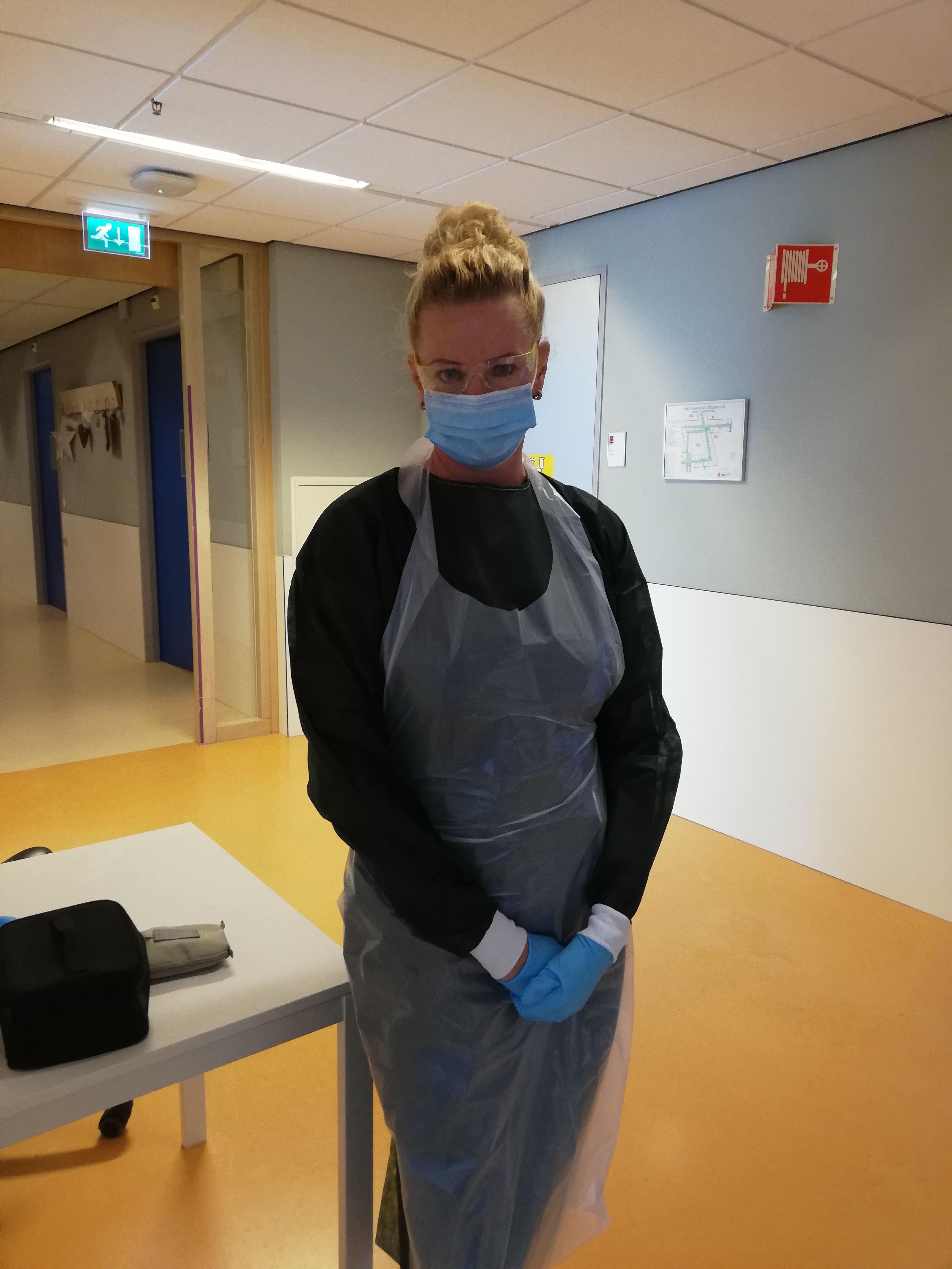 Marjo Zwakenberg in haar beschermende kleding in Het Zonnehuis