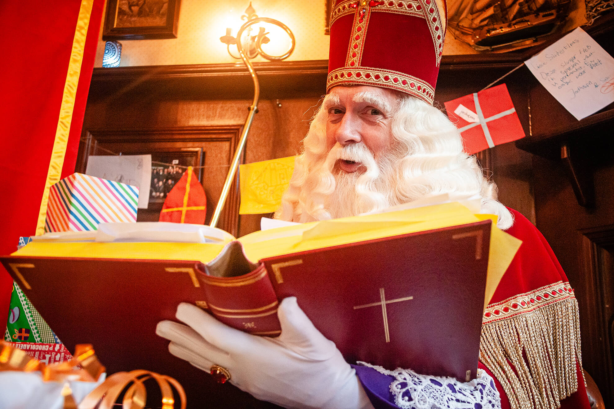 Sinterklaas met boek