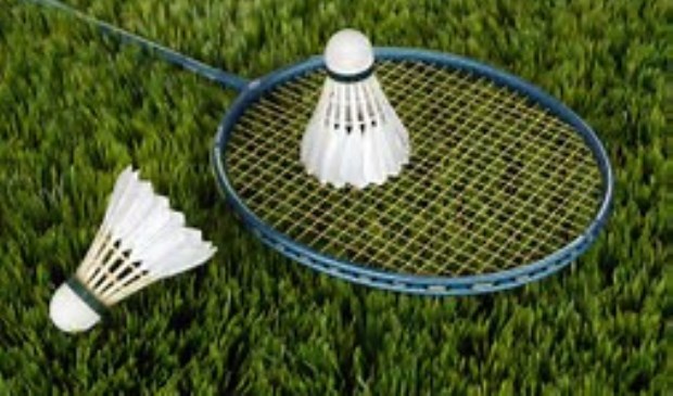 Afbeelding van een badminton racket en 2 badminton shuttles