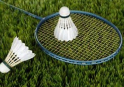 Afbeelding van een badminton racket en 2 badminton shuttles