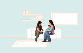 Home-Start vrijwilliger in gesprek met vrouw met kind op bank