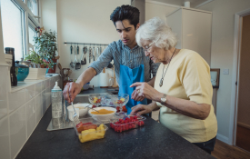 Jongere zorgt voor oudere keuken