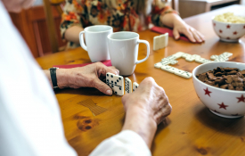 Senioren aan tafel domino